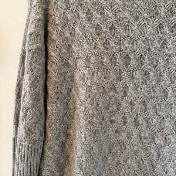 Neiman Marcus Cashmere Grey Sweater - Picture 6 of 8